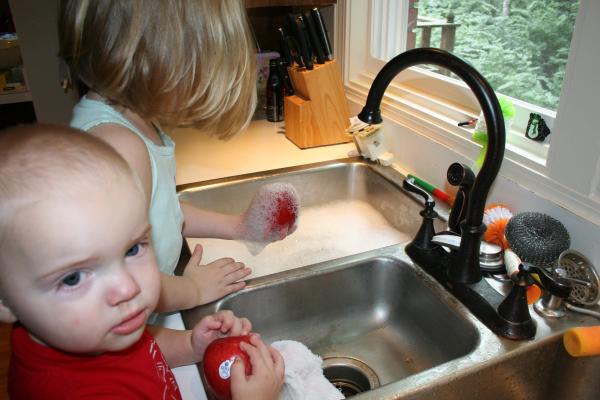 R & B washing the apples
